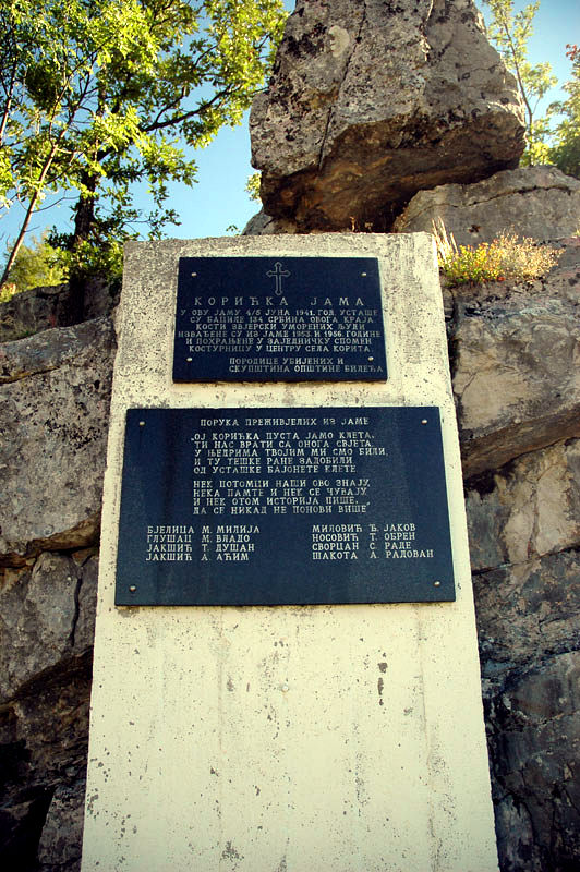 «Коришская яма». В эту пропасть 4/5 июня 1941 г. усташи сбросили 134 серба из этого края. Кости зверски погубленных людей извлечены из ямы в 1953 и 1956 гг. и захоронены в общей могиле в селе Корита.