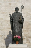 Памятник свт. Николаю недалеко от базилики
