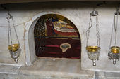 Мраморный престол над мощами свт. Николая в крипте базилики