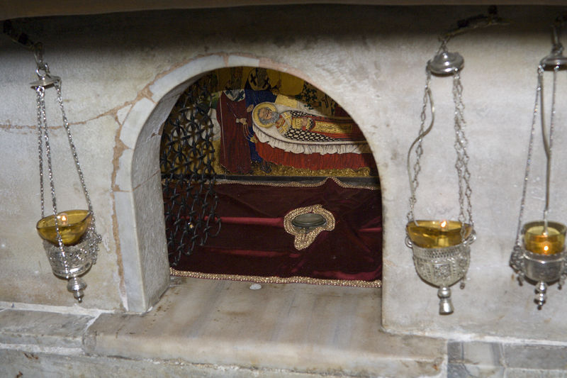 Мраморный престол над мощами свт. Николая в крипте базилики. На внутренней стенке видна шитая икона успения святителя.