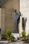 Памятник святителю у входа в подворье