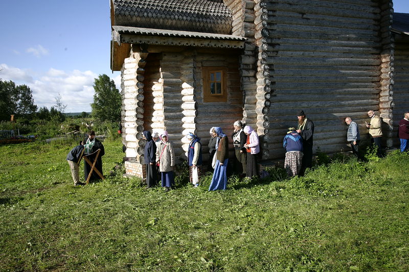 На исповедь. Село Ивановское-на-Лехте.<br>Фотография Василия Нестеренко