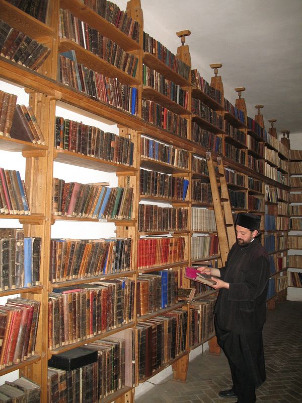 Монастырская библиотека. Монастырской библиотекой, в которой более 20 тысяч томов, заведует отец Андрей