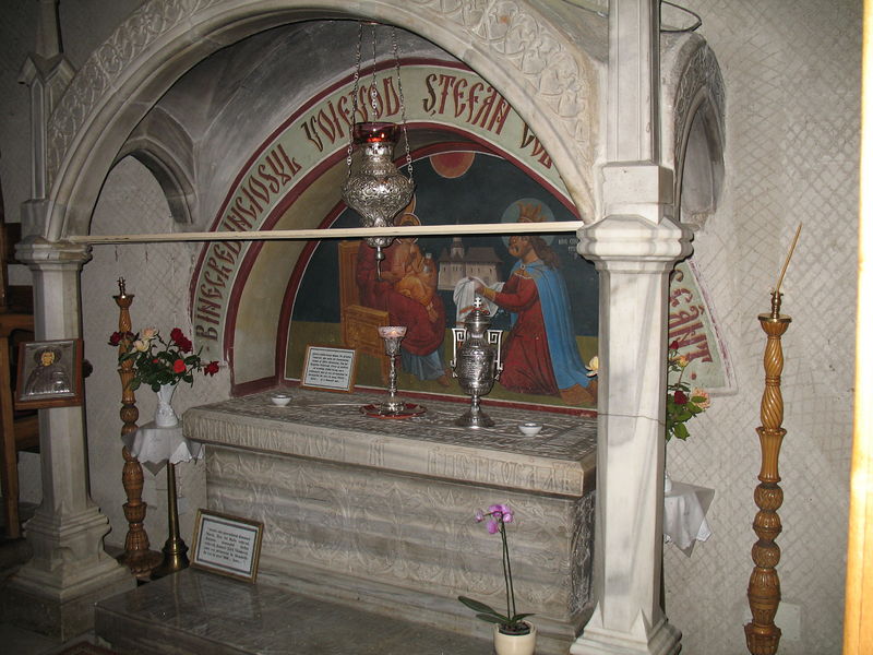 Гробница Стефана Великого (основателя монастыря) у внутренней южной стены храма