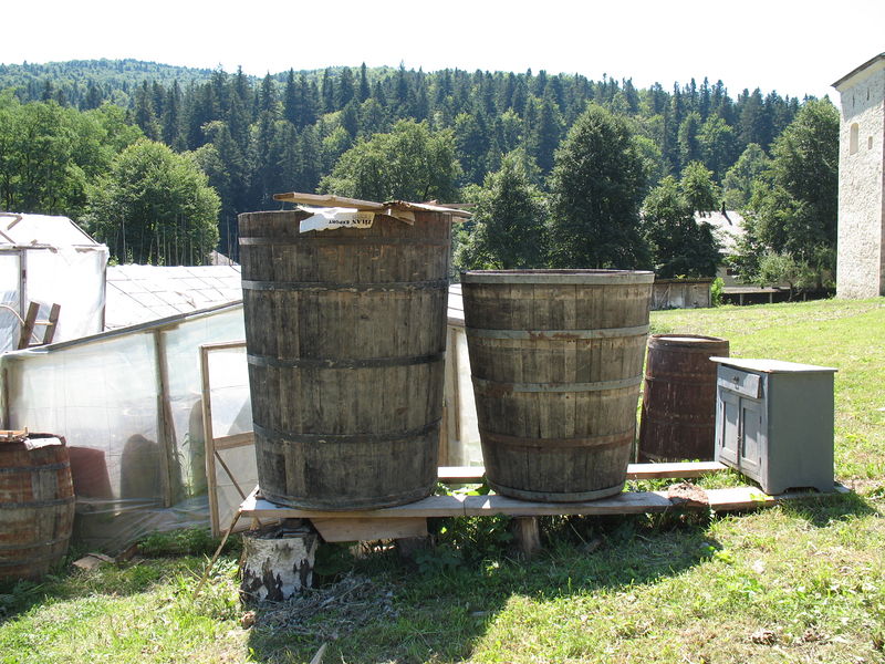 Монастырское хозяйство располагает бочками на 2000 литров