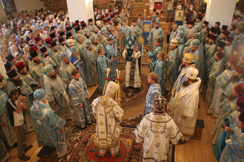 Заупокойная литургия в нижнем храме Успенского собора