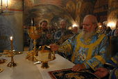 Святейший Патриарх Алексий II полагает звездицу над Агнцем. Сретение Владимирской иконы Божией Матери 8 сентября 2006 г.