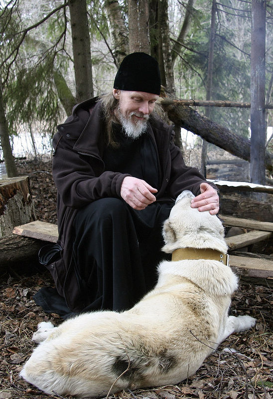 Автопортрет с собакой. Фото: архиепископ Вологодский и Великоустюжский Максимилиан