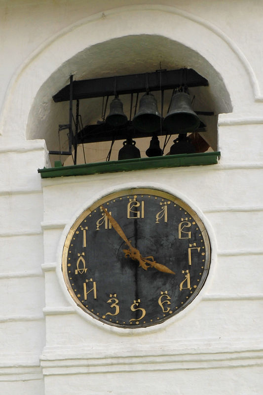Знаменитые куранты (к. XVII в.), на которых часы представлены буквами. Колокольня Суздальского кремля. Фото: Антон Поспелов / Православие.Ru