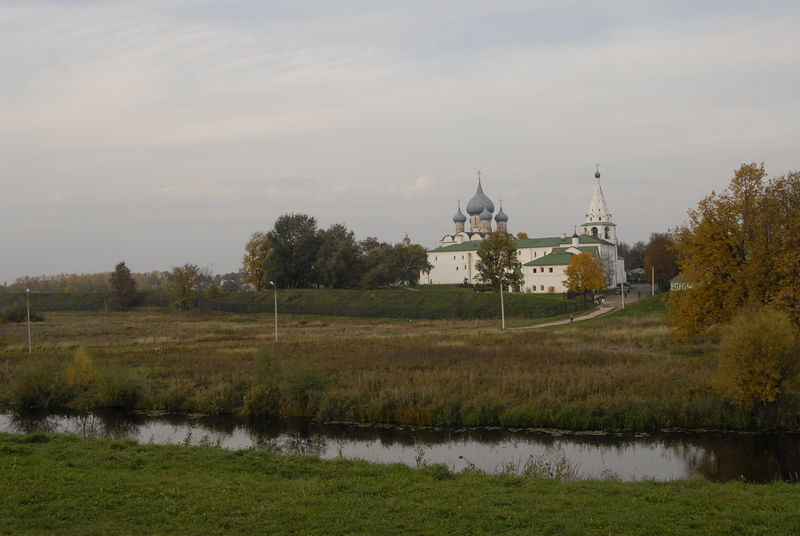 Вид на Суздальский кремль и речку Каменку. Фото: Антон Поспелов / Православие.Ru