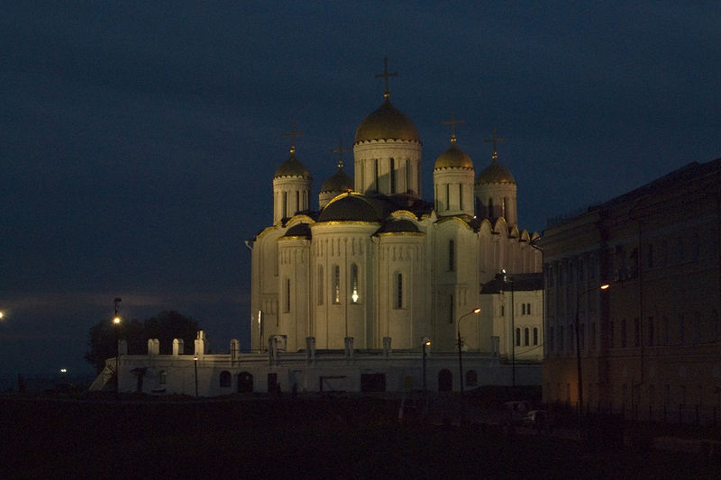 Успенский кафедральный собор ночью. Фото: Антон Поспелов / Православие.Ru