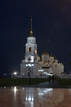 Успенский кафедральный собор (XII в.) и колокольня (н. XIX в.) ночью