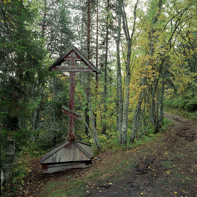 Поклонный крест у источника на о. Анзер. Фото: Сергей Веретенников
