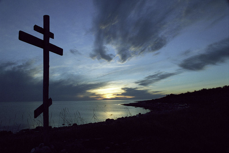 Крест на мысе Кеньга. Фото: Сергей Веретенников