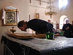 Епископ Максимилиан прикладывается к мощам преп. Кирилла Белозерского. Фото: "Православие 2000".