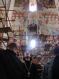 Игумен Спасо-Прилуцкого монастыря (в центре) в Вологодском Кремле. Фото: "Православие 2000".