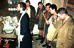 Декабрь 2000 г. Крещение в солдатском блиндаже.