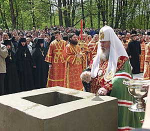 Святейший Патриарх Алексий кропит святой водой место закладки храма в Бутово. Фото: Православие.Ru