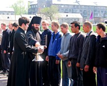 Епископ Амвросий благословляет призывников Епископ Амвросий благословляет призывников