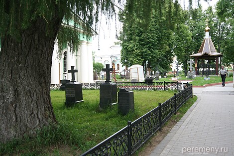 Некрополь Оптиной пустыни Здесь похоронены братья Киреевские .