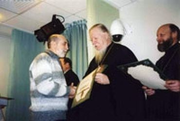 Протоиерей Димитрий Смирнов вручил грамоты победителям конкурса. Фото Победа.RU.