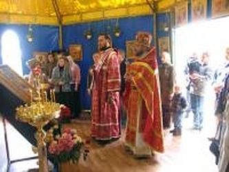 Архимандрит Гедеон (Харон) на богослужении в палаточном Рождественском храме 