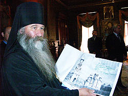 Епископ Брянский и Севский Феофилакт с эскизом Кафедрального собора. Фото 2005 г.