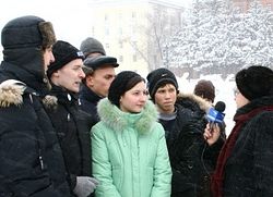 Студенты-участники акции дают интервью