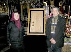 Иконописец Сергей Богданов и его жена Кетевани Минадзе с иконой Апостола Андрея