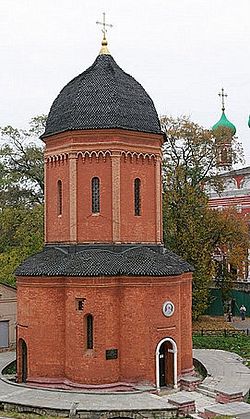 Так церковь Варвары могла выглядеть в древности. Современный вид церкви Петра Митрополита Высокопетровского монастыря. Фото сайта "Храмы России". 