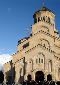Кафедральный собор Цминда Самеба (Святой Троицы) в Тбилиси. Фото Сони Овсянниковой
