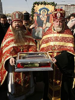 Загрузить увеличенное изображение. 545 x 800 px. Размер файла 214869 b.
 Перенесение частицы мощей святителя Спиридона Тримифунтского в Данилов монастырь. Фото Патриархия.ru