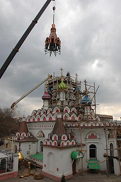 На главную башню Архиерейского храма в честь иконы Божией Матери «Утоли моя печали» установлен новый шатер. Фото А. Леонтьева