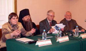 М.Гусева, архимандрит Алексий, В.Звягин, Л.Беляев Фото с сайта "Благовест-инфо".