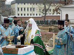 Первый камень в основание собора Рождества Пресвятой Богородицы был заложен Патриархом Московским и всея Руси Алексием II 25 ноября 2005 года. Фото Зачатьевского монастыря 