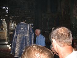 По сложившейся традиции, во время «Херувимской» молящиеся стоят на коленях, а служащий священник обходит их и касается чашей их голов
