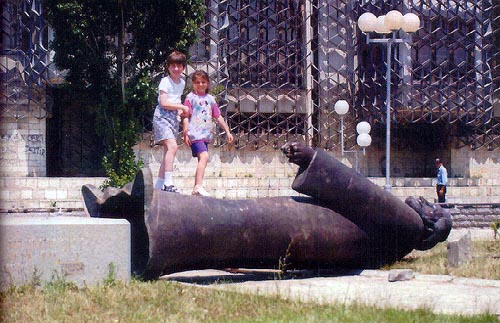 Опрокинутый памятник принца Негоша (через какое-то время разрушен)
