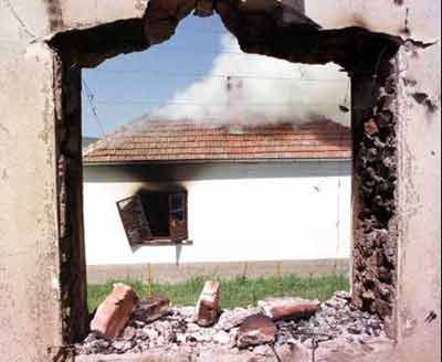 Сожженные албанцами сербские дома в Житинье