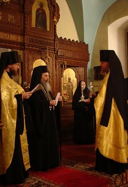 Загрузить увеличенное изображение. 553 x 800 px. Размер файла 227544 b.
 Патриарх Феофил вручает дары для Святейшего Патриарха Алексия