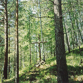Крест при входе на территорию уничтоженного монастыря, 2002 г. Фото: А. Поспелов / Православие.Ru