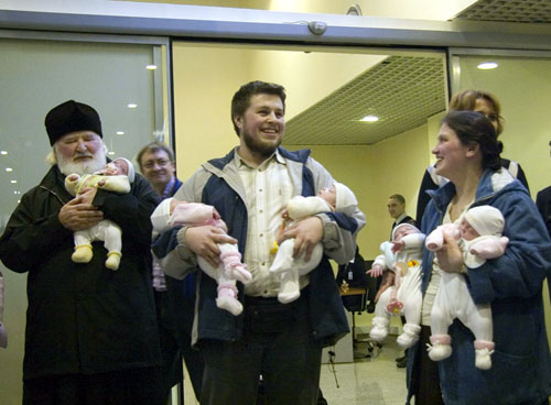 Протоиерей Владимир Воробьев – отец Варвары Артамкиной, сами Дмитрий и Варвара с детьми. Фото: А. Реутский