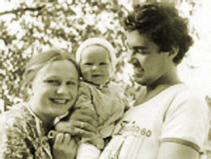 Отец Федор Соколов, матушка Галина с ребенком