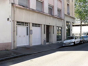 Церковь св.Иоанна Русского в Лионе. Многие православные храмы во Франции располагаются в квартирах или помещениях первых этажей жилых зданий