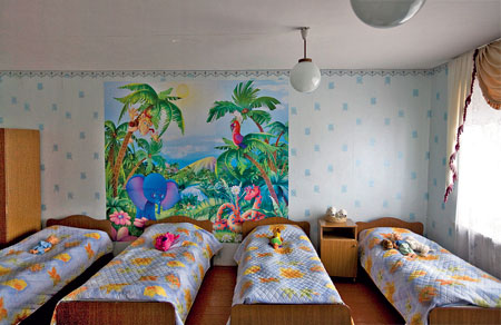 Пустые кровати в детском доме в станице Новоалешковская. Всех детей разобрали по семьям
