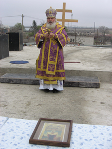 Архиепископ Вениамин совершает чин освящения закладки храма