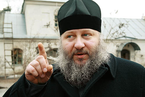 Наместник Святогорского монастыря игумен Макарий на фоне флигеля, в котором А.С. Пушкин работал над трагедией «Борис Годунов».