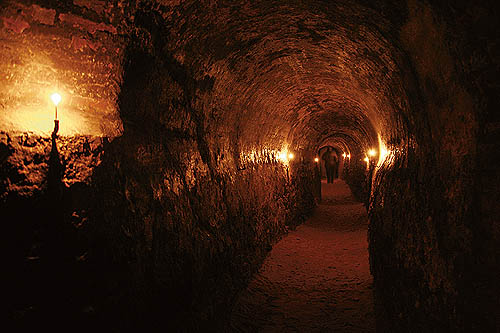 В святых пещерах Псково-Печорского монастыря монахи находят вечный покой, а многочисленные паломники — духовное утешение
