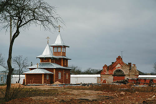 Кирпичные ворота — все, что осталось от прежнего облика Спасо-Казанского Симанского монастыря