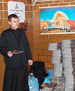 Студенты Сретенской духовной семинарии раздают Евангелие от Марка