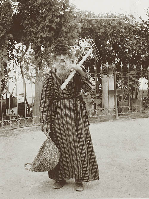 Многолетний сподвижник архимандрита Антонина (Капустина) по устроению Елеонского Вознесенского монастыря, выходец из Рязанской губернии игумен Парфений (Нарциссов) до последнего дня трудился над благоустройством обители. В ночь с 14 на 15 января 1909 г. он был зарезан грабителями в своем домике на Елеоне. Его похоронили с внешней стороны церкви Вознесения, возле могилы своего друга отца Антонина. Снимок Русской Духовной Миссии. 1900-е гг.